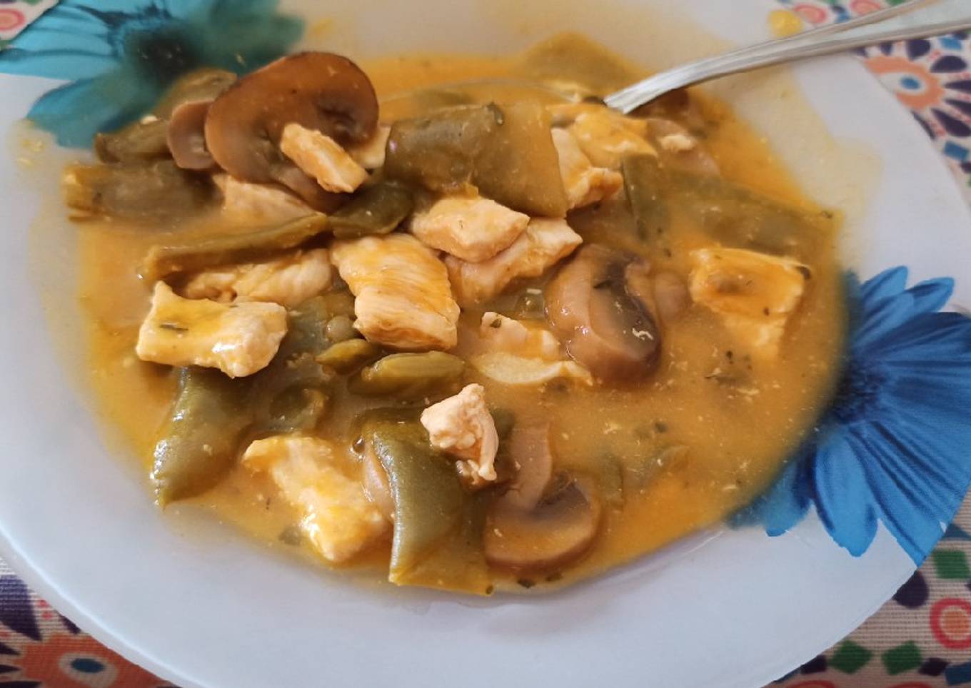 Pollo con judías verdes y champiñones en crema de verduras