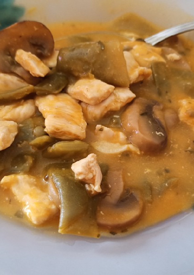 Una foto de Pollo con judías verdes y champiñones en crema de verduras