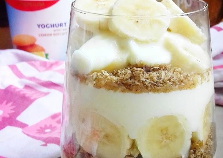 Steps to Make Ultimate Lemon biscuit yogurt parfait