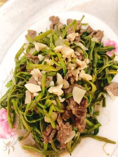 Hình của món Trâu xào rau muống.
