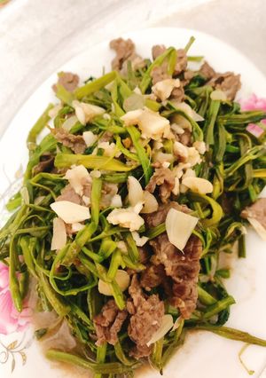 Hình của món Trâu xào rau muống.