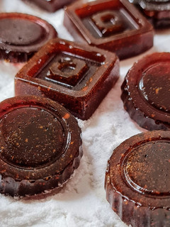 Una foto de Caramelos de limón, jengibre, clavo y miel 🍯 🍋 Caramelos de miel y limón especial vías respiratorias
