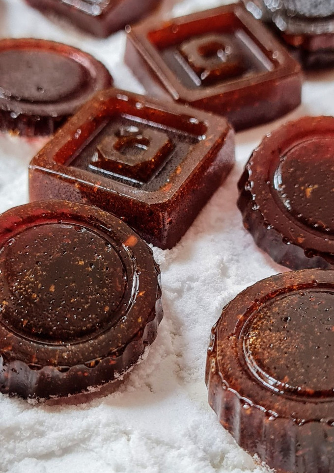 Una foto de Caramelos de limón, jengibre, clavo y miel 🍯 🍋 Caramelos de miel y limón especial vías respiratorias
