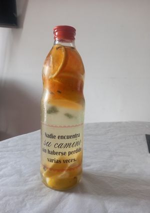 Una foto de Agua con frutas, simple!!