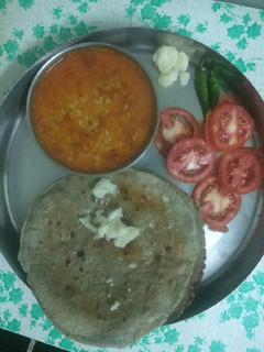 બાજરીનો રોટલો-અડદ દાળ(Bajari Rotlo-Adad Dal Recipe in Gujarati) રેસીપી મુખ્ય ફોટો