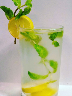 मिंट लेमोनेड (Mint Lemonade recipe in hindi) रेसिपी मुख्य फोटो