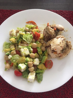 Una foto de Pollo relleno al vapor con ensalada de garbanzos