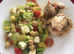 Una foto de Pollo relleno al vapor con ensalada de garbanzos