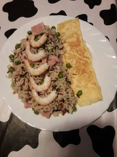 Foto principal de Arroz tres delicias, con tortilla y gambas