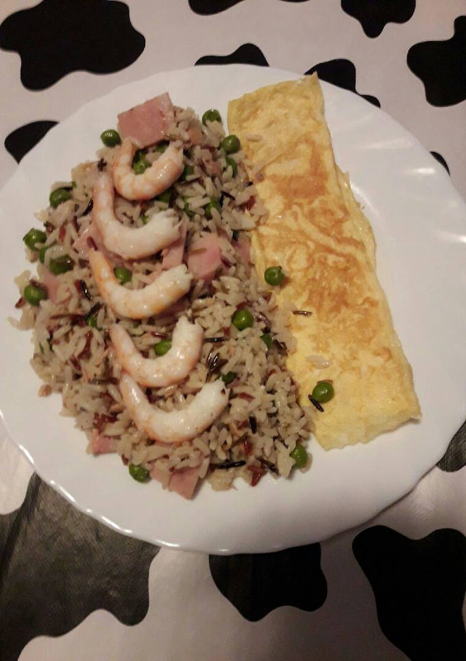 Una foto de Arroz tres delicias, con tortilla y gambas