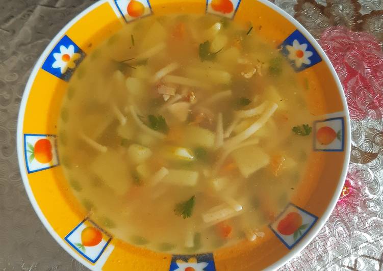 Куриный суп с лапшой и картофелем