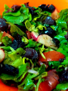 صورة لوصفة سلطة الجرجير والفجل مع الزيتون الاسود🥗😋