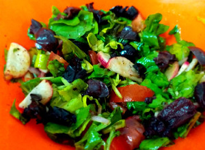 صورة لوصفة سلطة الجرجير والفجل مع الزيتون الاسود🥗😋