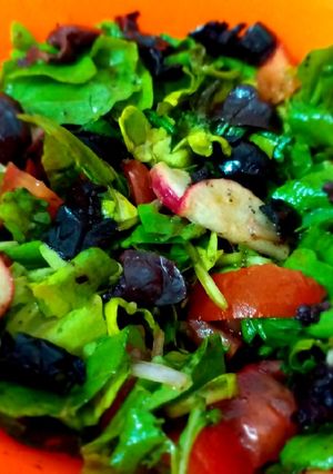 صورة لوصفة سلطة الجرجير والفجل مع الزيتون الاسود🥗😋