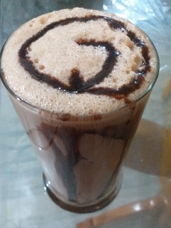 कोल्ड कॉफी (cold coffee recipe in Hindi) रेसिपी मुख्य फोटो