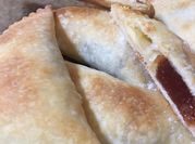 Una foto de empanada de queso