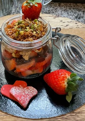 Une photo de 🍓Strawberry Kunafa 🍨dessert croustillant🌾