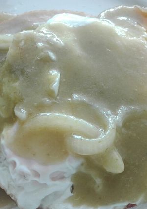 Una foto de Huevos rancheros montados en jamón de pavo