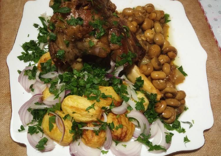 Gigot accompagné de champignons et pommes de être frites 🍴