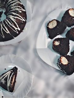 صورة لوصفة كيك الشوكولاته المحشوة بجوز الهند 🍫🥥
