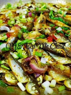 Hình của món Cá linh kho nghệ.