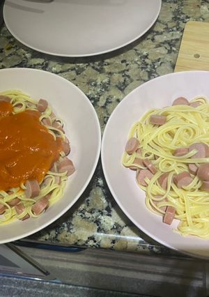 Una foto de Tallarines con salchichas