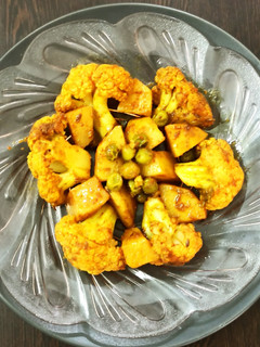 गोभी मटर आलू की सब्जी(gobhi matar aloo ki sabzi recipe in hindi) रेसिपी मुख्य फोटो