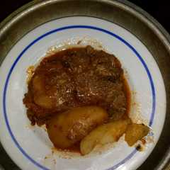 A picture of Carne a la cacerola con papas y batatas.