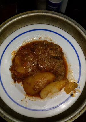 Una foto de Carne a la cacerola con papas y batatas