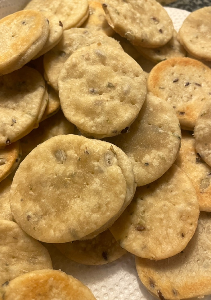 Una foto de BIZCOCHITOS VEGANOS tipo crackers 🌱 pocos ingredientes 🤝🏻
