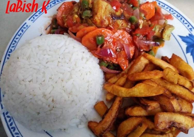Rice with sauce and fried plantain