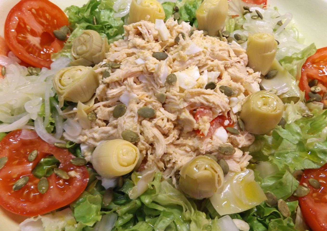 Ensalada de pollo y corazones de alcachofas