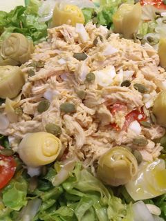 Una foto de Ensalada de pollo y corazones de alcachofas