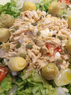 Una foto de Ensalada de pollo y corazones de alcachofas