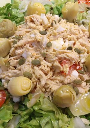 Foto principal de Ensalada de pollo y corazones de alcachofas
