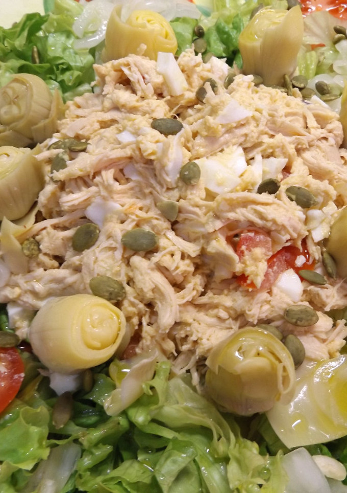 Una foto de Ensalada de pollo y corazones de alcachofas