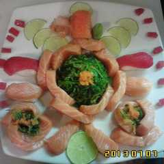 A picture of Sashimi salmón y Niguiris de atún y wakame.