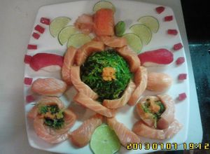 Una foto de Sashimi salmón y Niguiris de atún y wakame
