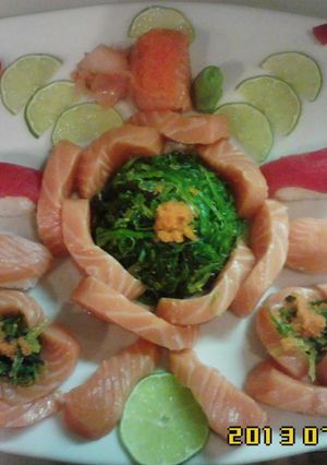 Una foto de Sashimi salmón y Niguiris de atún y wakame