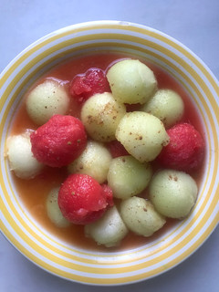 Una foto de Bolitas de melón 🍈 y sandía 🍉 con zumo de naranja y canela. Nada de azúcar añadido! 🌱
