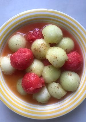 Una foto de Bolitas de melón 🍈 y sandía 🍉 con zumo de naranja y canela. Nada de azúcar añadido! 🌱