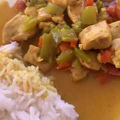 Foto principal de Pollo al curry con arroz basmati
