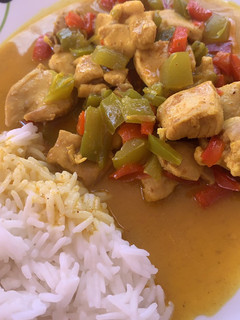 Una foto de Pollo al curry con arroz basmati