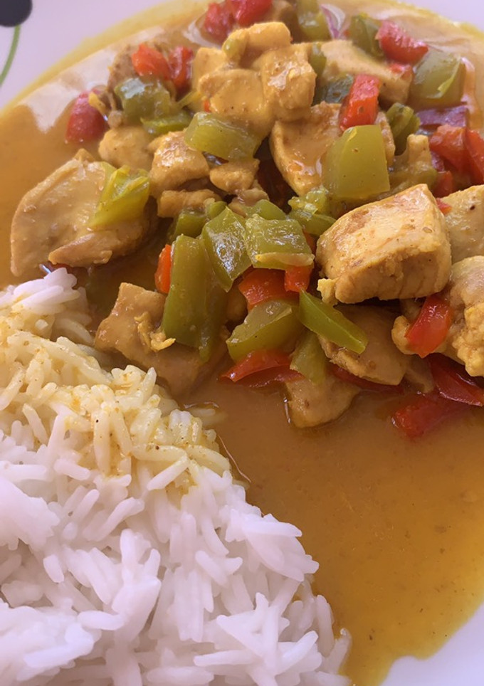 Una foto de Pollo al curry con arroz basmati
