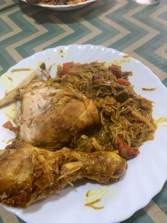 Una foto de Pollo con fideos estilo marroquí