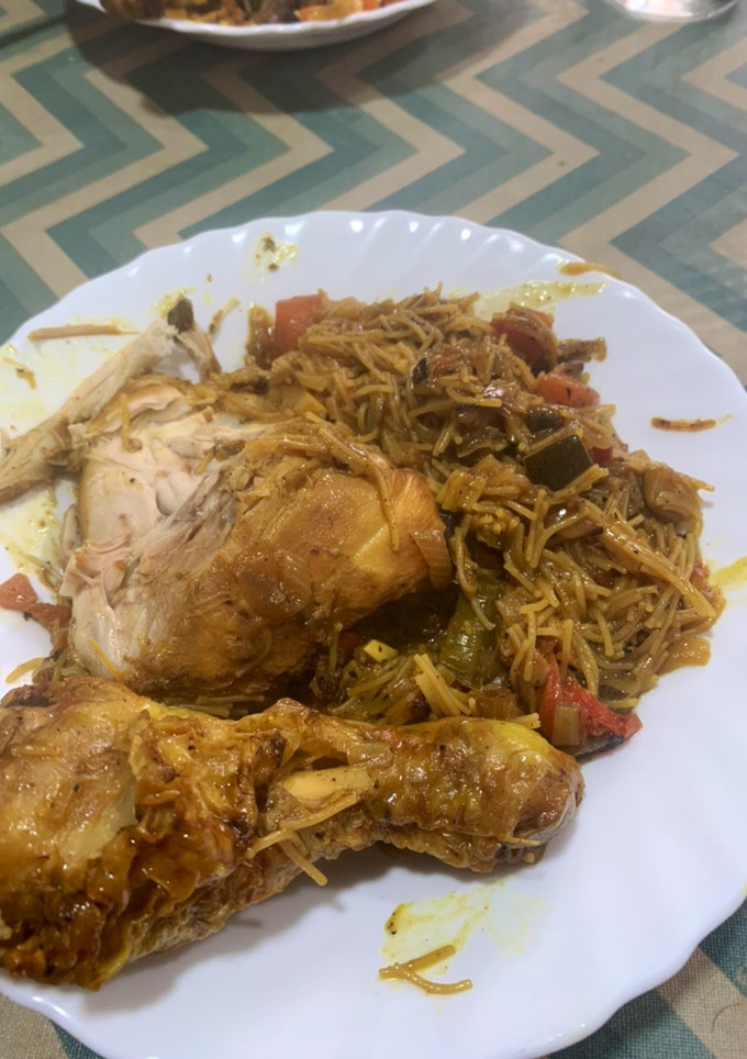 Una foto de Pollo con fideos estilo marroquí