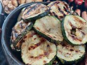 Una foto de zucchini asado