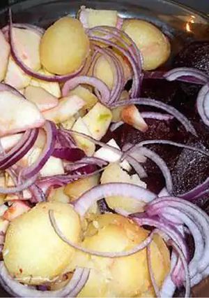 Une photo de Salade harengs fumés pomme verte granny, oignon rouge, pomme de terre vinaigre de cidre miel fenouil