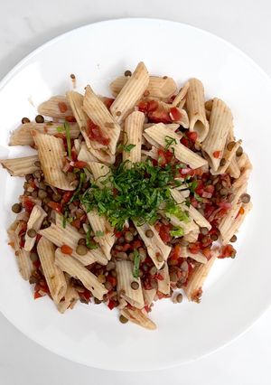 Una foto de Receta fácil de pasta con lentejas y salsa de tomate