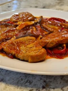 Una foto de Solomillo de cerdo con pimientos y setas shiitake